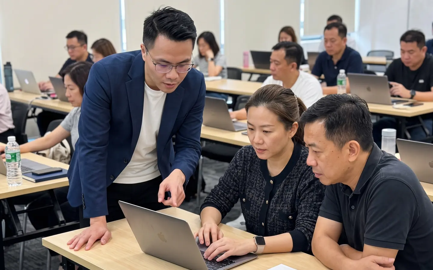 导师在学员电脑旁指导操作的教学情景配图